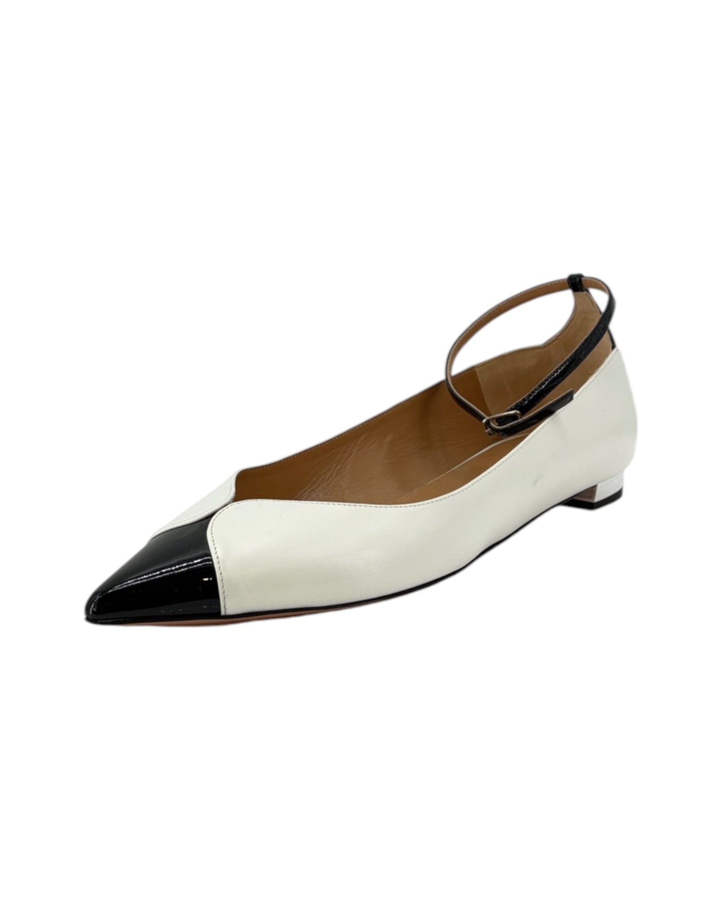 White and black pointed-toe flat shoe on a white background