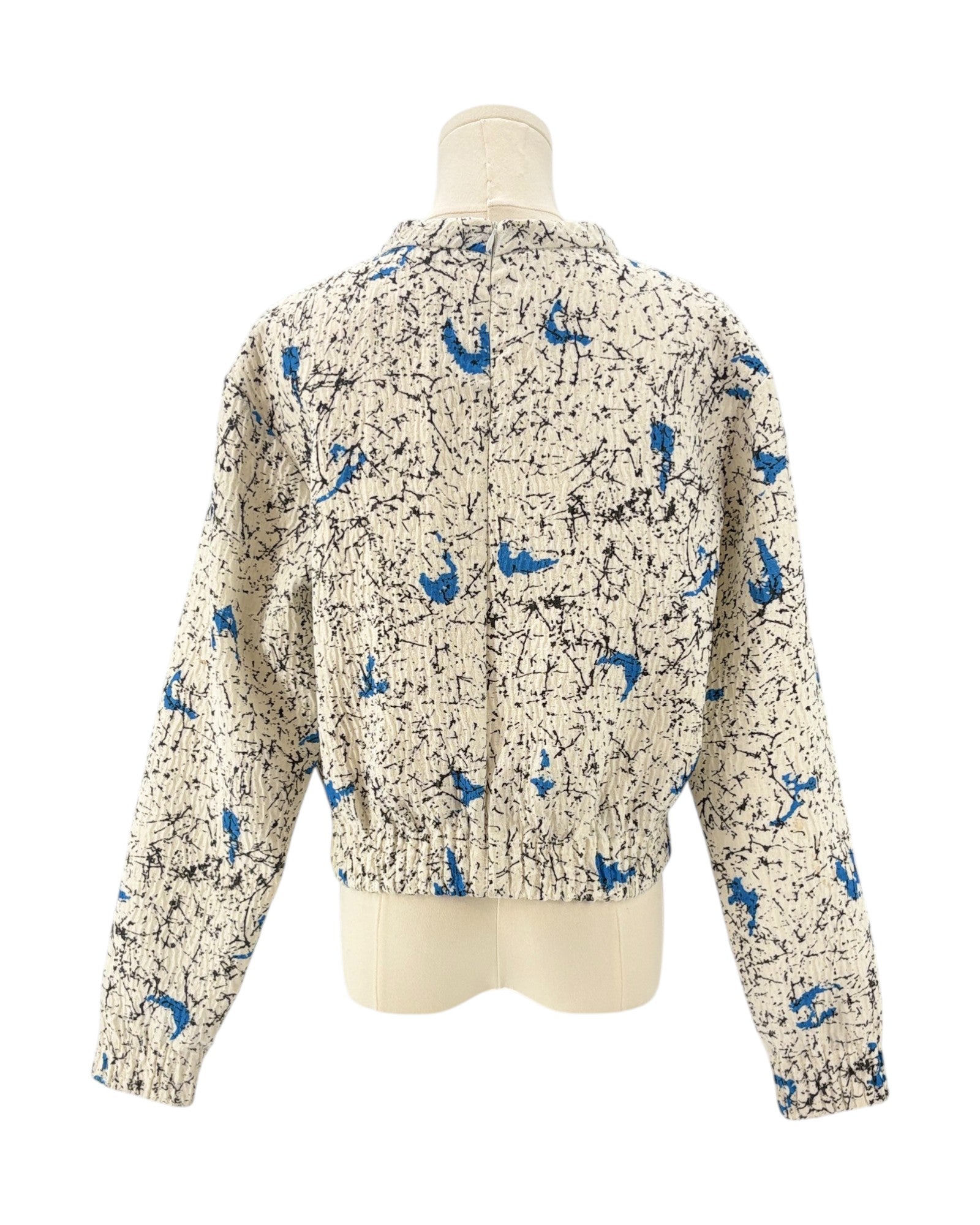 Banded waist long sleeve top with abstract pattern 