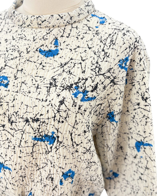 Banded waist long sleeve top with abstract pattern 