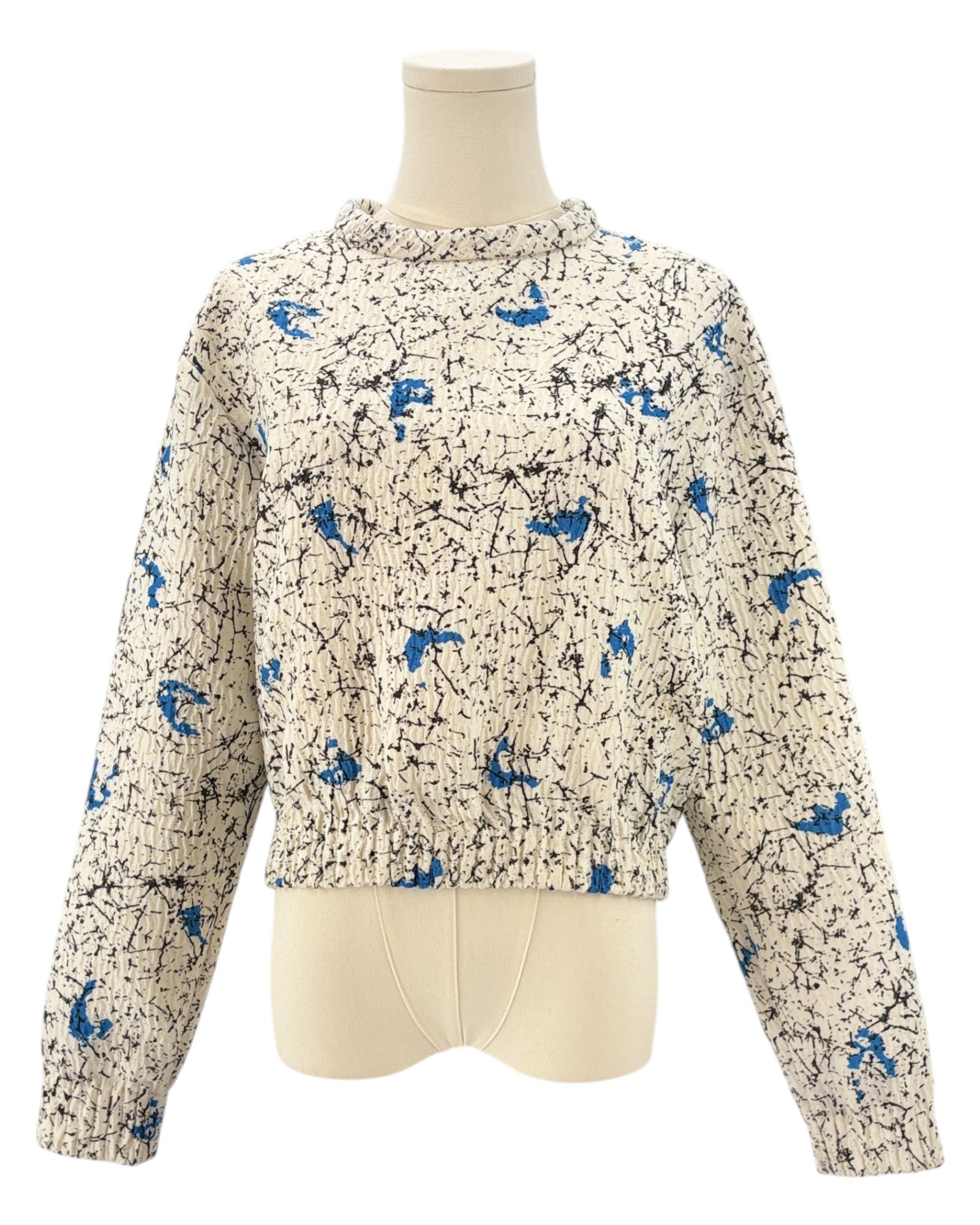 Banded waist long sleeve top with abstract pattern 