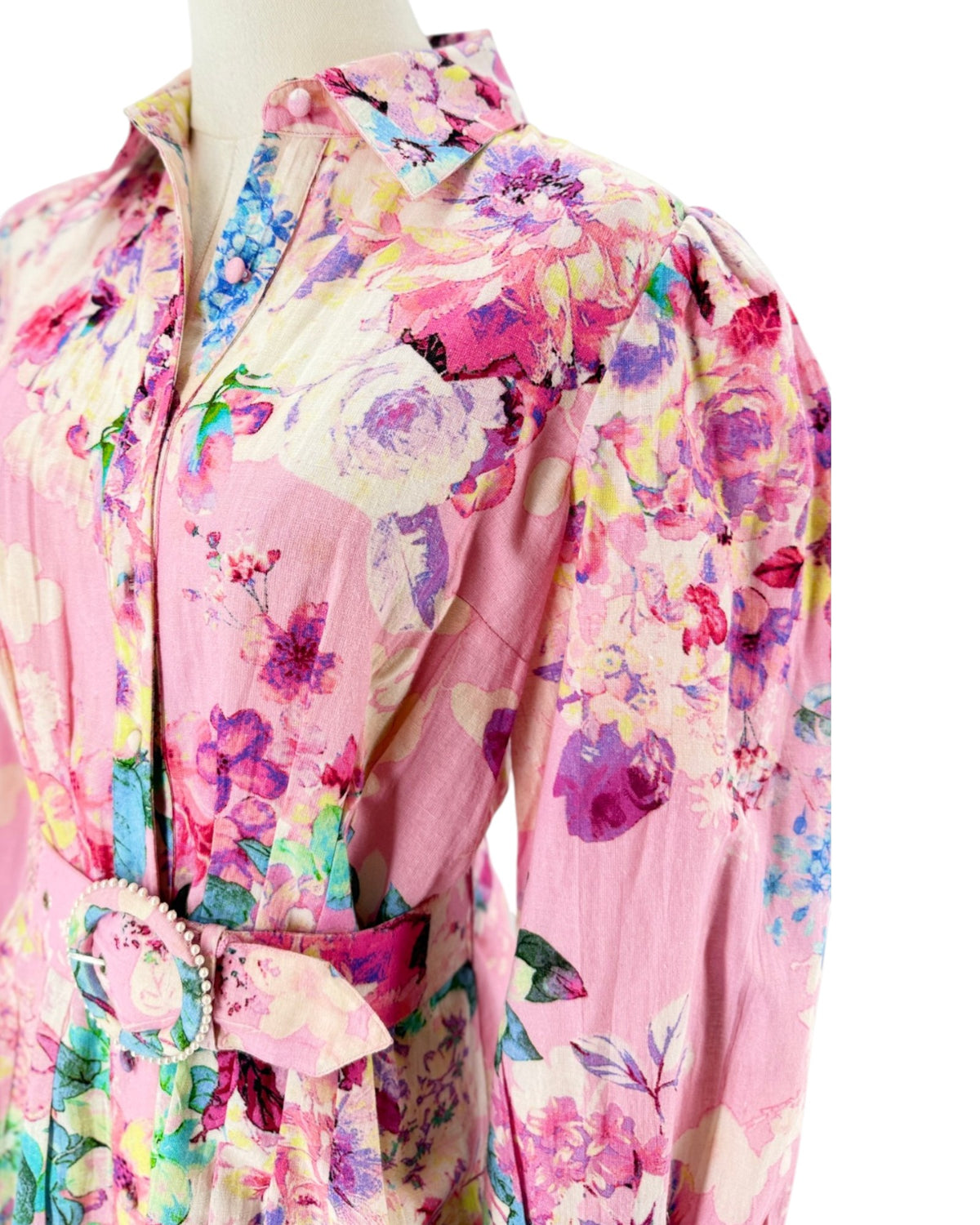Floral print, collard neck, front button placket, adjustable belt with imitation pearl accents, all over pleats
