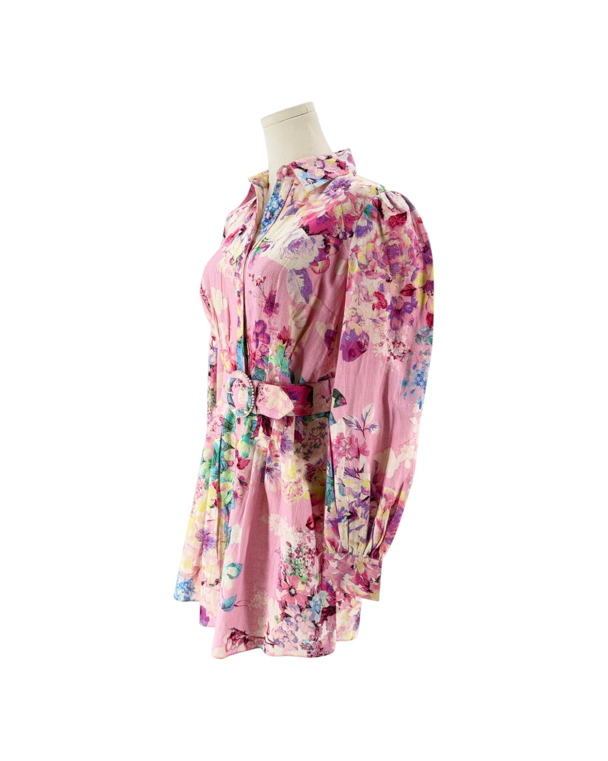 Floral print, collard neck, front button placket, adjustable belt with imitation pearl accents, all over pleats