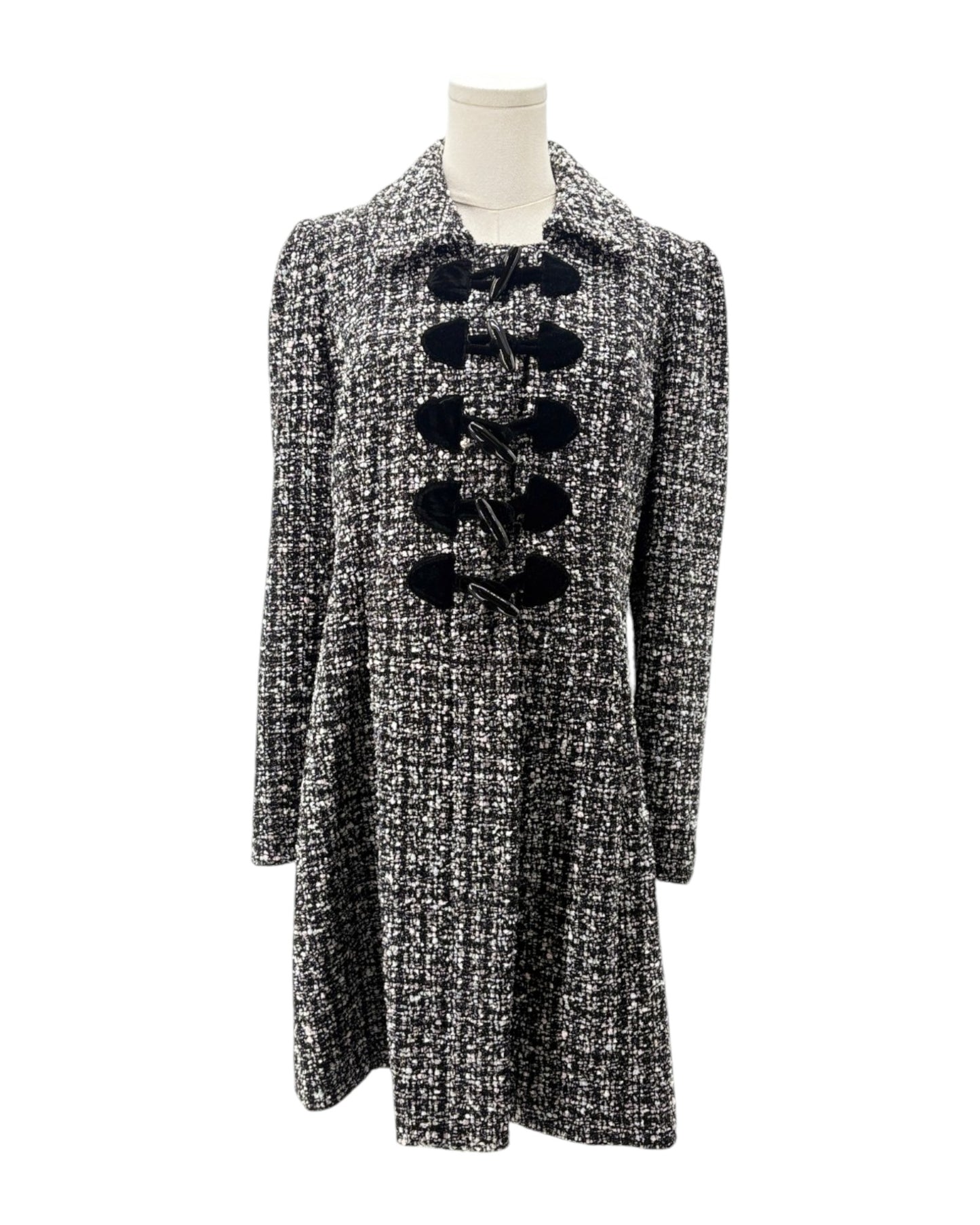 Tweed coat with black buttons on a mannequin against a white background