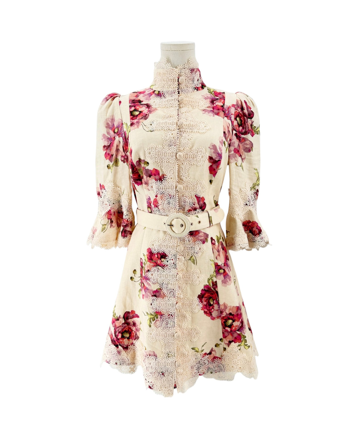 Floral mini dress with lace details and a belt. On a white background on a mannequin.
