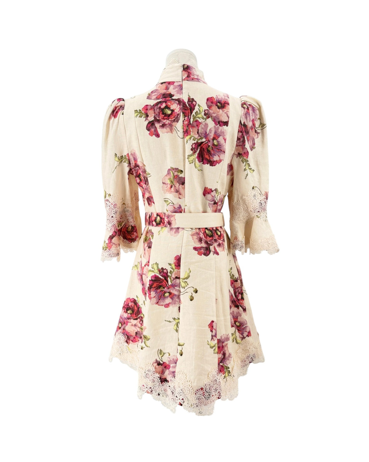 Floral mini dress with lace details and a belt. On a white background on a mannequin.