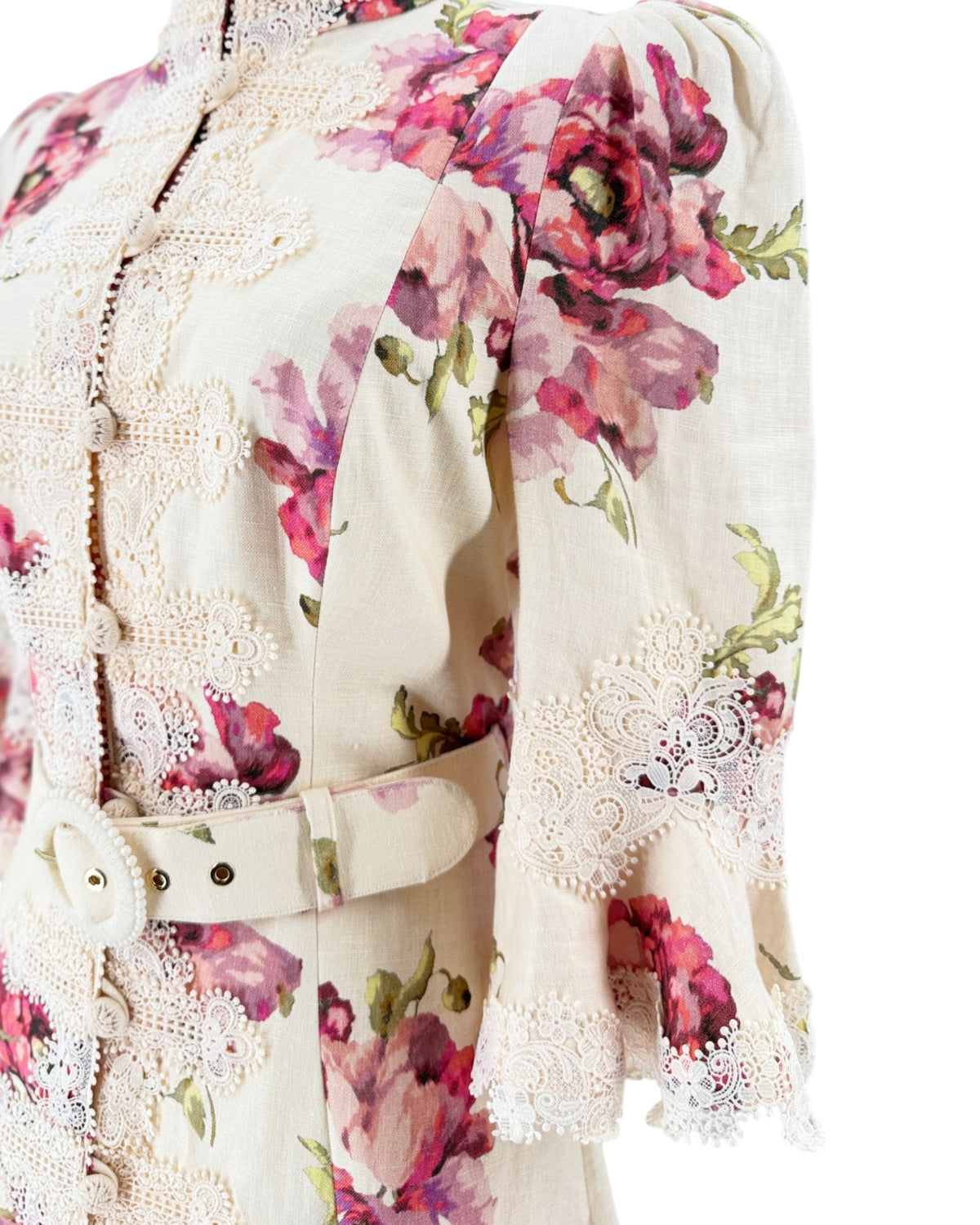 Floral mini dress with lace details and a belt. On a white background on a mannequin.