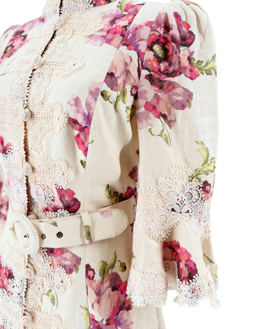 Floral mini dress with lace details and a belt. On a white background on a mannequin.