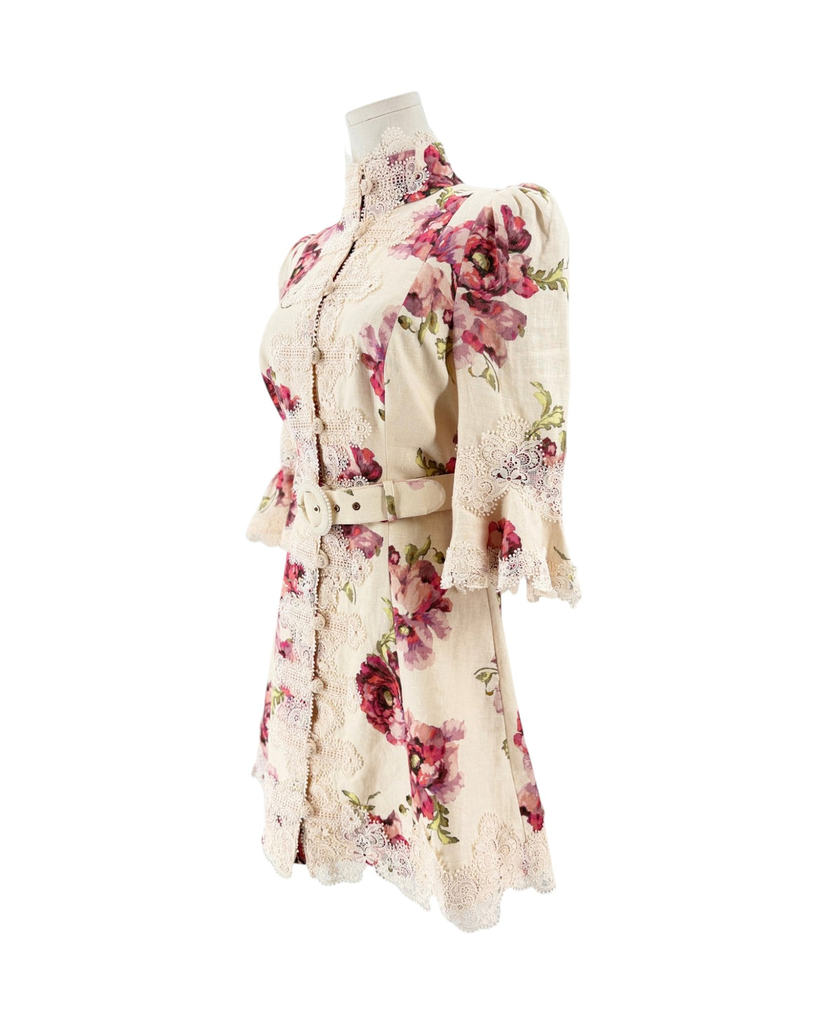 Floral mini dress with lace details and a belt. On a white background on a mannequin.